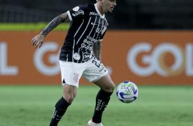 Fagner dominando a bola durante partida contra o Coritiba