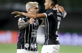 Fausto Vera abraando Fagner durante comemorao de gol