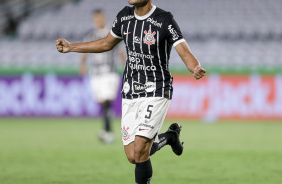 Fausto Vera correndo no campo do Couto Pereira enquanto celebra gol marcado