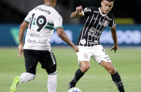 Fausto Vera se movimentando para driblar jogador do Coritiba