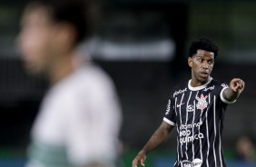 Gil gesticulando com companheiros durante partida contra o Coritiba