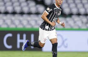 Giovane correndo no campo do Couto Pereira