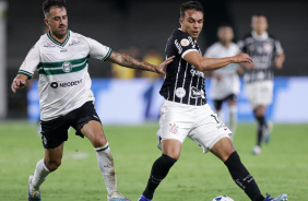 Giovane sendo pressionado por jogador do Coritiba e dando passe