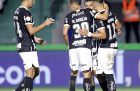 Jogadores comemorando com Romero seu gol marcado