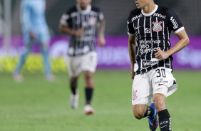 Matheus Arajo junto  bola em duelo contra o Coritiba no Couto Pereira