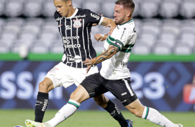 Matheus Arajo protegendo a bola enquanto  pressionado por jogador do Coritiba