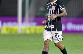 Matheus Bidu com a bola dominada no Couto Pereira