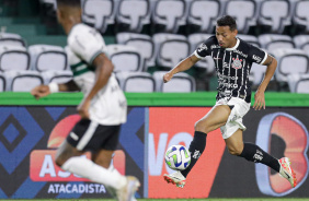 Ruan Oliveira dominando a bola enquanto enfrenta o Coritiba