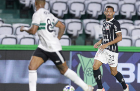 Ruan Oliveira observando o campo antes de dar passe em jogo contra o Coritiba