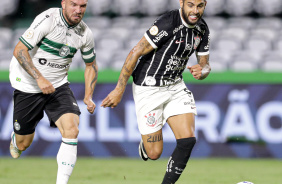 Yuri Alberto correndo com a bola dominada fugindo de marcador do Coritiba