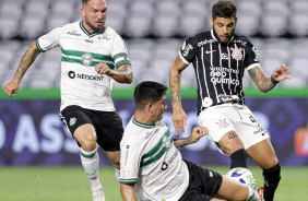 Yuri Alberto enfrentando dois jogadores do Coritiba