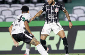 Yuri Alberto enfrentando marcador do Coritiba