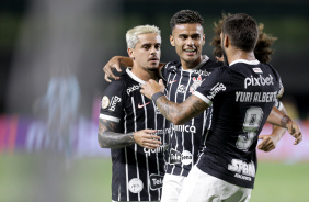 Yuri Alberto, Fagner e Guilherme Biro comemorando o gol marcado por Fausto Vera