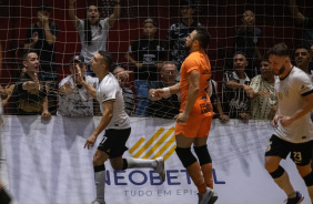 Canabarro, Lucas Oliveira e Renan Bazzo comemorando gol do Corinthians