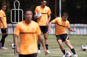 Joo Pedro Tchoca observa passe de Ryan no treino do Corinthians sub-20