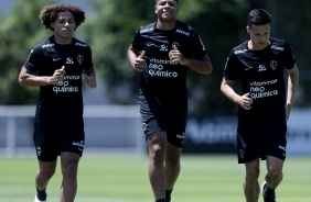 Guilherme Biro, Wesley e Matheus Arajo correndo no campo na reapresentao do elenco