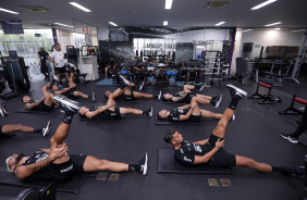 Jogadores do Corinthians durante atividade fsica na academia do CT