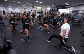 Jogadores do Corinthians durante treino fsico na academia do CT