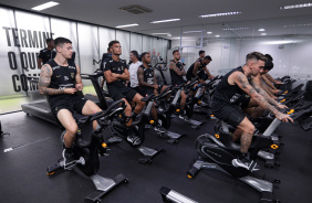 Jogadores do Corinthians durante treino fsico na academia do CT