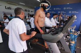 Caetano fazendo exame cardiolgico no CT do Corinthians
