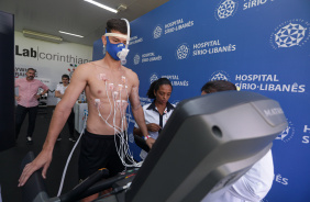 Hugo fazendo exame cardiolgico no CT do Corinthians