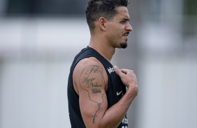 Lucas Verssimo treinando com a camisa do Corinthians no CT Joaquim Grava
