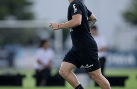 Rodrigo Garro, com a cabea erguida, no treino do Corinthians