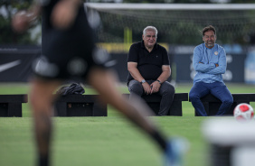 Rubo, diretor de futebol, e Augusto Melo, presidente, assistindo os treinamentos da equipe