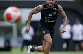 Yuri Alberto prestes a dominar a bola no treinamento do Corinthians, nesta manh