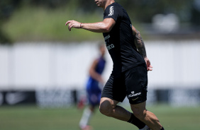 Rodrigo Garro com a bola durante jogo-treino contra o Unio So Joo