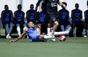 Rodrigo Garro driblando adversrio durante jogo-treino contra o Unio So Joo