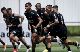 Fagne, Wesley e demais jogadores do Corinthians aquecendo para o treino desta tera