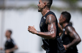 Lucas Verssimo correndo em campo no treino do Corinthians