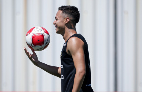Matheus Arajo sorrindo com a bola no treino