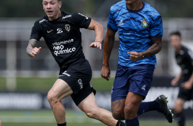 Rodrigo Garro correndo nas costas de marcador do So Caetano em jogo-treino