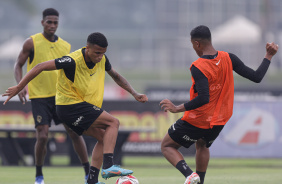 Yago e Wesley durante treino do Corinthians no CT Joaquim Grava