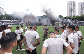Mano Menezes reunido com elenco do Corinthians durante treino na Fazendinha