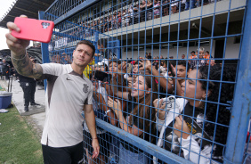Rodrigo Garro tira selfie com torcedores na Fazendinha