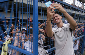 Rojas tirando selfie com torcedores na Fazendinha