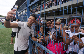 Romero tirando selfie com torcedores na Fazendinha