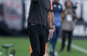 Mano Menezes na beira do gramado