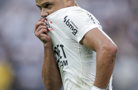 Romero beijando escudo do Corinthians