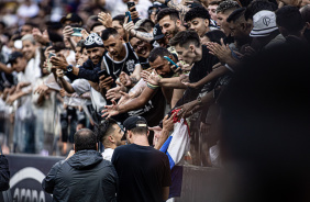 Romero comemorando gol com a torcida