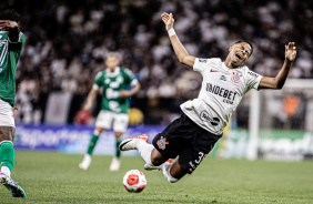 Wesley caindo no gramado da Arena