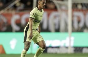 Matas Rojas com a bola na partida entre Ituano e Corinthians