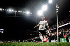 Matas Rojas cobrando escanteio durante jogo do Corinthians contra o So Paulo