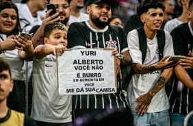 Torcedor do Corinthians leva cartaz de apoio a Yuri Alberto