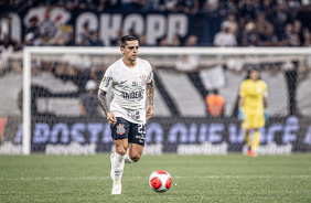 Fagner com o domnio da bola, pela lateral direita do Corinthians