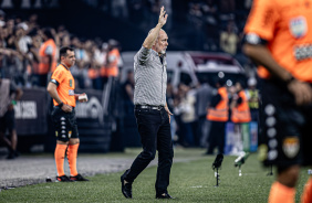 Mano Menezes orientando a equipe do Corinthians no duelo contra o So Paulo, na Neo Qumica Arena