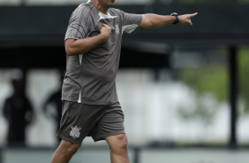 Sidnei Lobo coordenando o treino do Corinthians